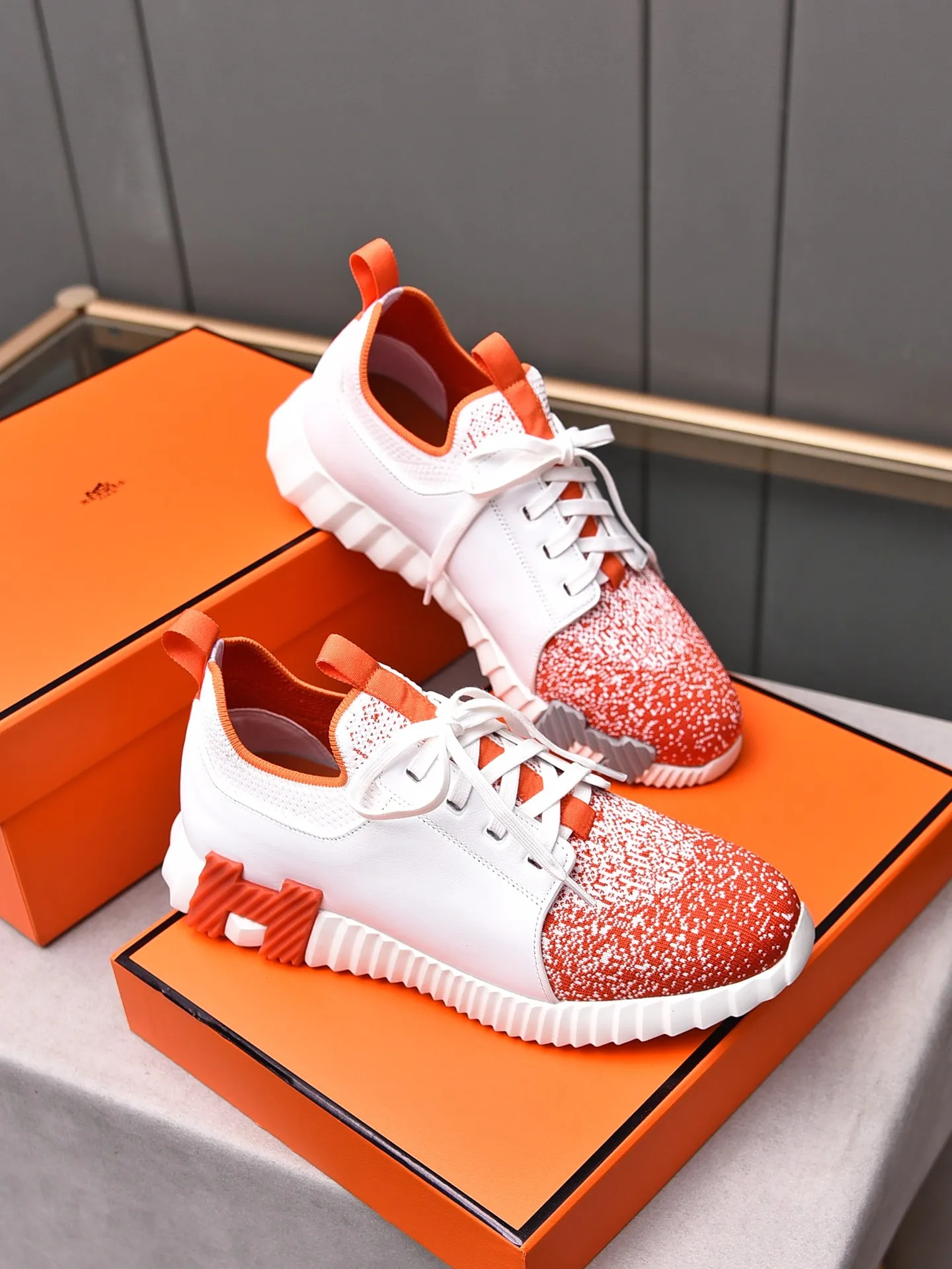 Factory price PP600 [Hermes] fe new arrival~ New Bouncing sneakers are the most comfortable shoes from Hermès, no one else⃣️. They are very light on the feet and look great. You won’t feel tired even when you go shopping and running around. 👍 Very light and comfortable, very light, suitable for both sports and leisure, and feel great when you step on them! It’s up to you to choose, there’s always what you want~ ✔️Fabric: Imported first-layer cowhide + high-elastic fly weave ✔️Inner lining: Imported water-dyed cow lining ✔️Outsole: Seamless combination of IP+TPU (multi-color letters) German technology irradiation machine ✔️Code number: Male 38-44 (45 customized)